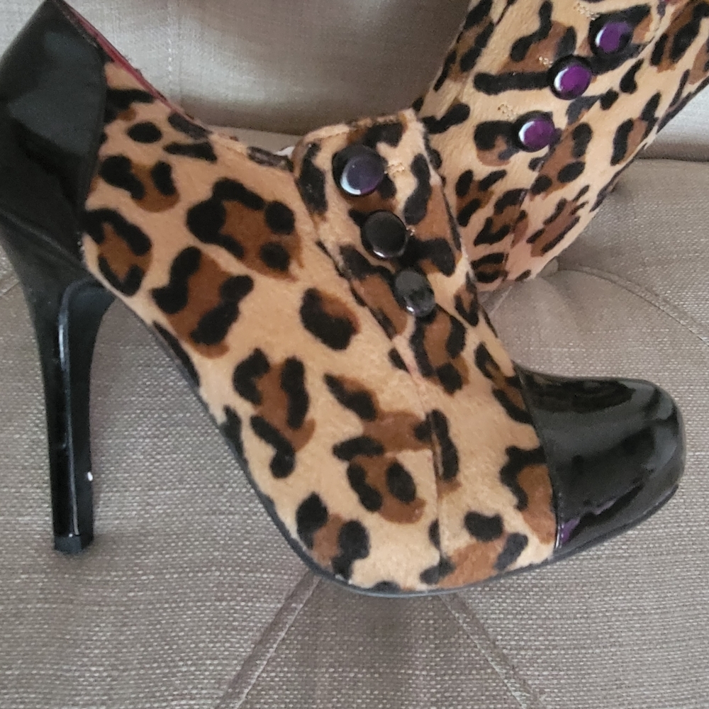 Cheetah print pinup high heels